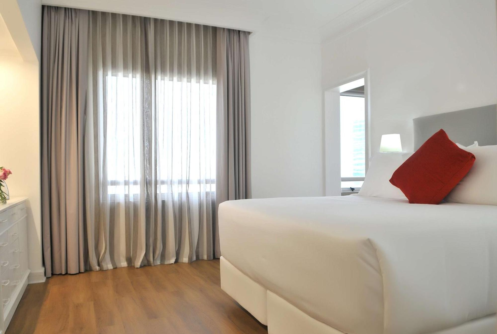 Nh Collection Plaza Santiago Hotel Exterior foto A bedroom at the hotel