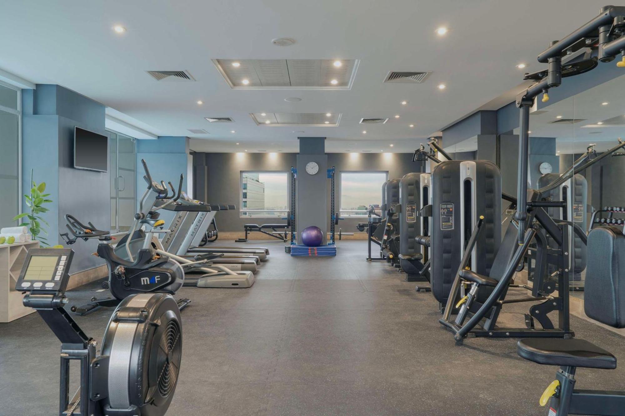 Nh Collection Plaza Santiago Hotel Exterior foto The gym at the hotel